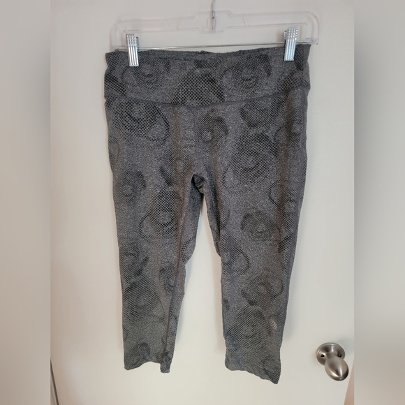 MPG Pants - MPG Womens Medium Workout Capri Grey with Dark Grey Pattern Pre-owned